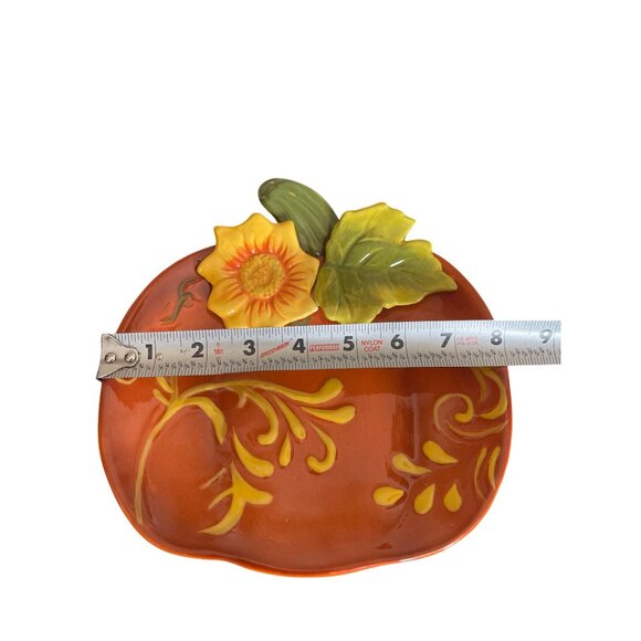 Ceramic Pumpkin-Shaped Plate With Embossed Sunflower & Leaf Design - Picture 8 of 11